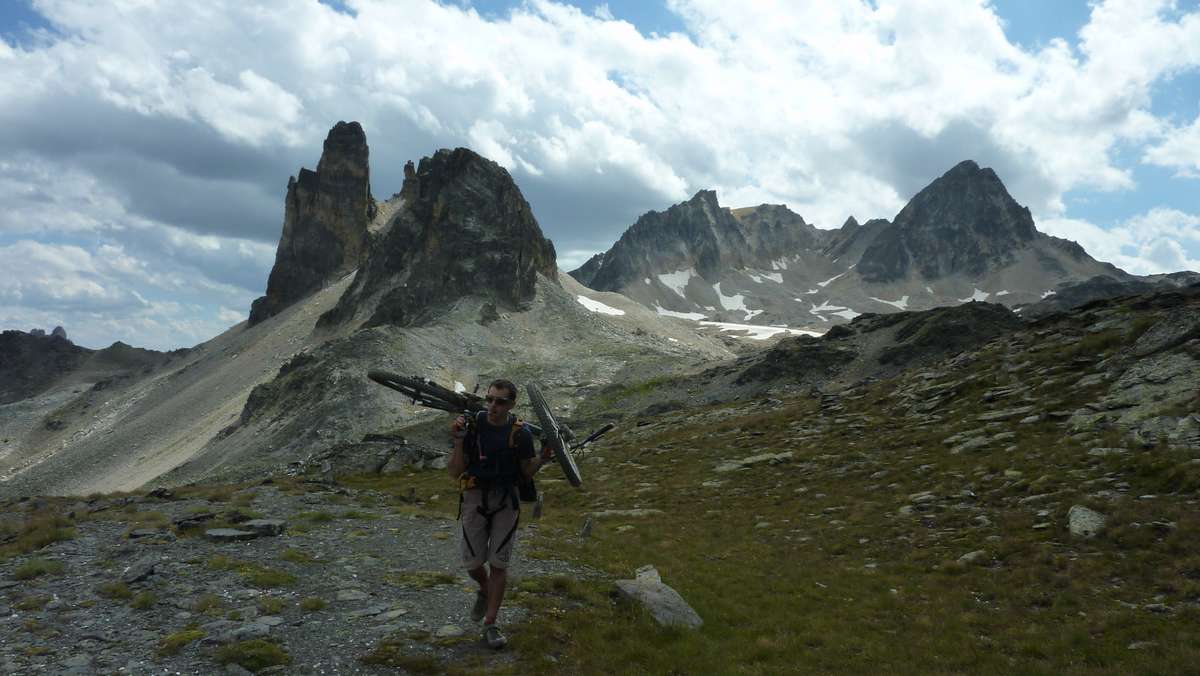 #25 col des Bataillères : dernier portage devant le Cheval Blanc et le Thabor col des Bataillères : dernier portage devant le Cheval Blanc et le Thabor