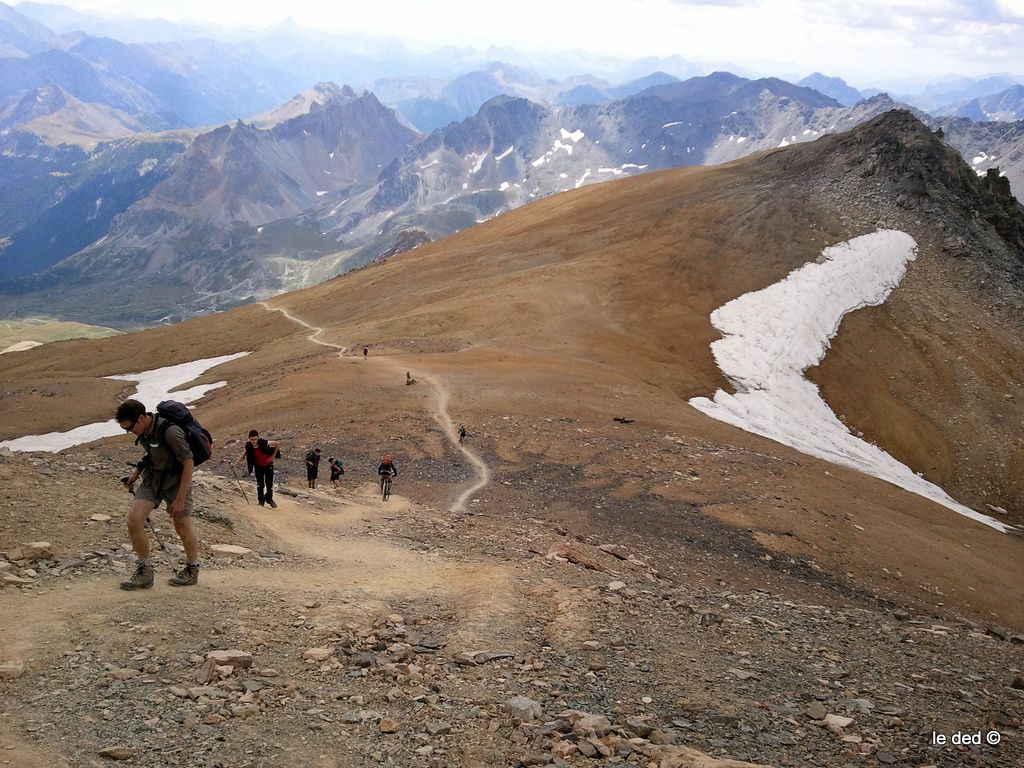 Descente du Mont Thabor : Toz et Djool se frayent un chemin au travers de sympathiques randonneurs