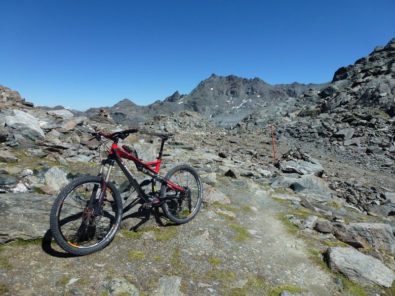 Col de Louvie : Un VTT perdu dans cet univers hostile