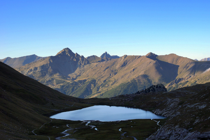 Le lac Egorgéou : et la crête frontalière