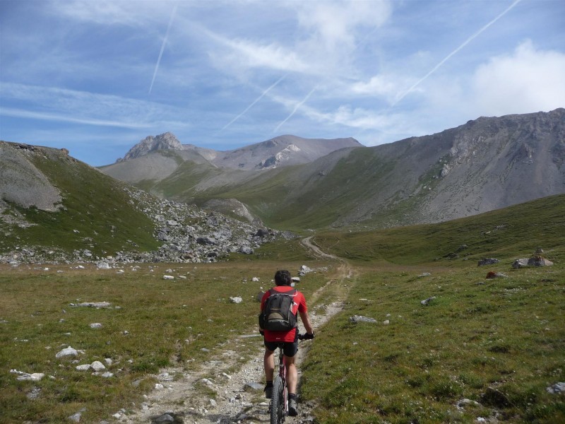 #19 Mont Thabor : Après les baraquements, la piste continue un peu, avec Punta Nera au fond au centre. Mont Thabor : Après les baraquements, la piste continue un peu, avec Punta Nera au fond au centre.