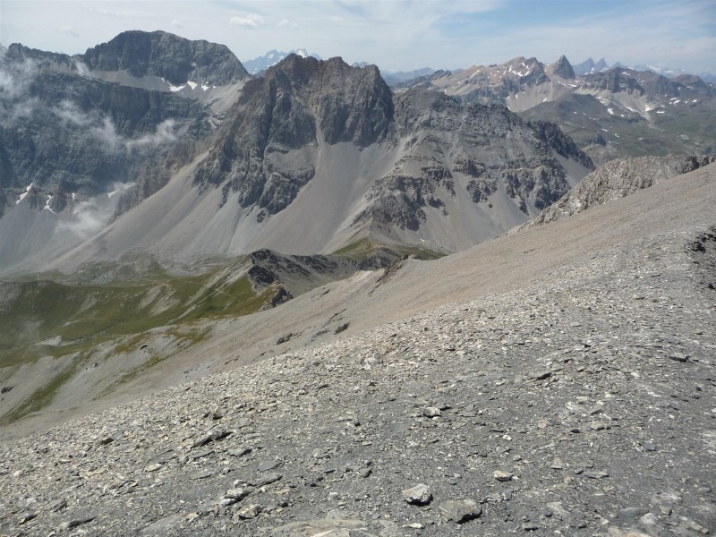 #25 Mont Thabor : Du sommet Punta Nera, vue sur le haut du vallon del Rho. Mont Thabor : Du sommet Punta Nera, vue sur le haut du vallon del Rho.