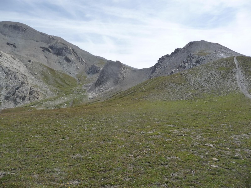 #20 Mont Thabor : Au col de la Roue, vue sur Punta Nera tout au fond à gauche... Mont Thabor : Au col de la Roue, vue sur Punta Nera tout au fond à gauche...