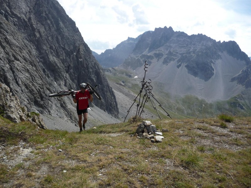 #32 Mont Thabor : Eric en finit avec le col, avec col de la Roue derrière. Mont Thabor : Eric en finit avec le col, avec col de la Roue derrière.