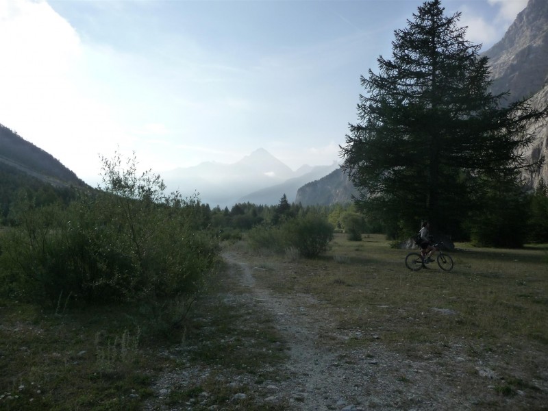#14 Mont Thabor : Descente sur Bardonecchia, avec l Mont Thabor : Descente sur Bardonecchia, avec l'Italie dans la brume matinale.