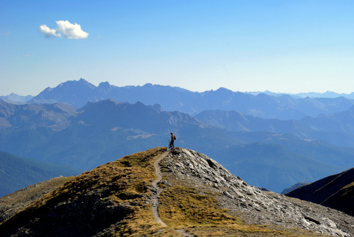 #18 Un Vttiste solitaire : qui chevauche dans le soleil couchant, ça vous rappelle rien? Un Vttiste solitaire : qui chevauche dans le soleil couchant, ça vous rappelle rien?