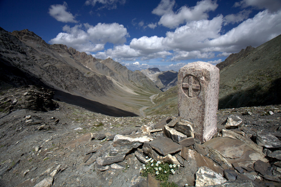 Col de l'Autaret : la borne frontière en marbre de Guillestre