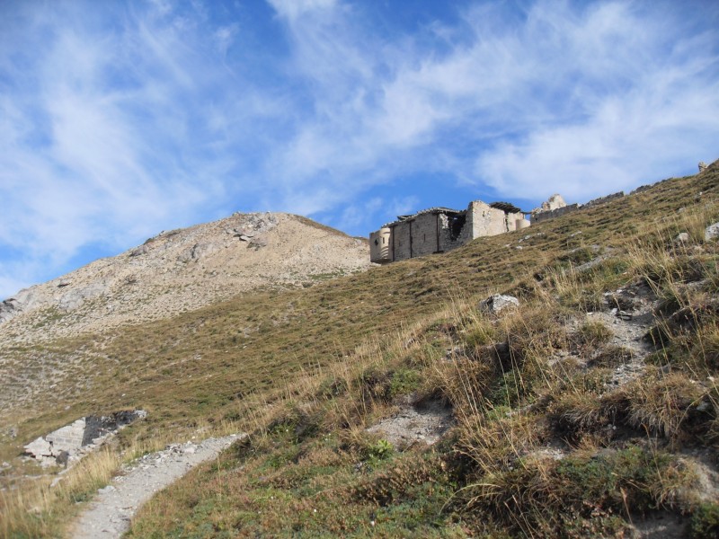 col des Acles : vestiges des baraquements militaires au col des Acles.