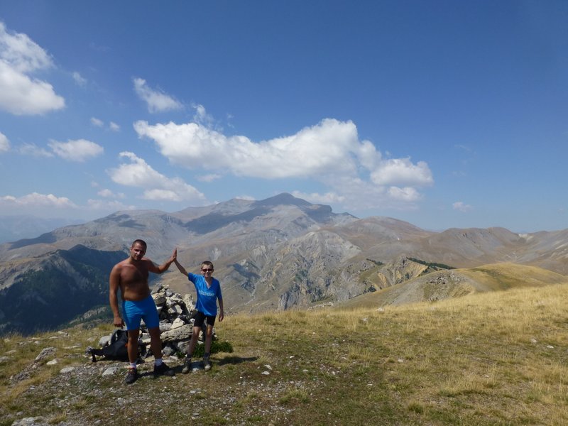#11 Tim et Léo : Au sommet, avec vue à 360° (au fond le Mt Mounier) Tim et Léo : Au sommet, avec vue à 360° (au fond le Mt Mounier)