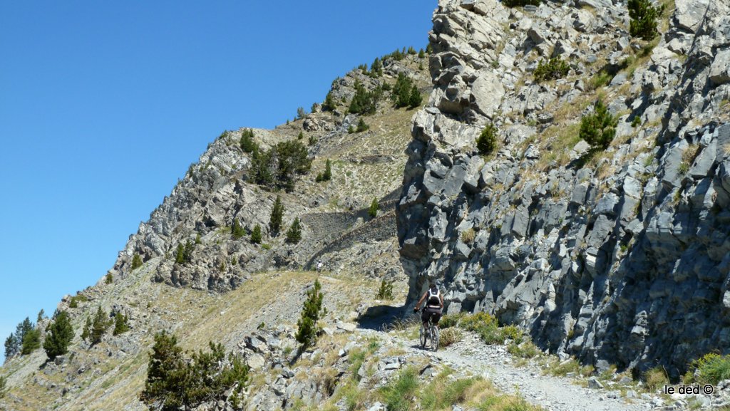 Piste militaire de Dormillouse : les lacets finaux empierrés qui passent tous sur le vélo