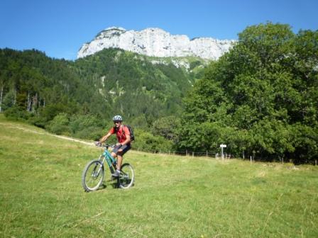 Col de Barman : le Parmelan au-dessus