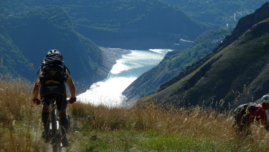 Chambon quasi vide : Vide mais suffisamment d'eau pour nous faire miroiter le soleil.