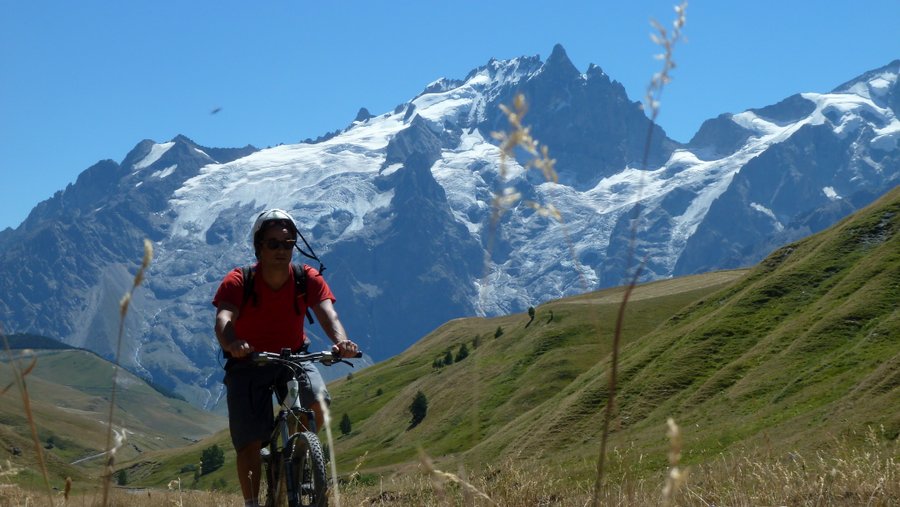 Remontée à la Buffe : La chaleur est forte mais soutenable avec la transpiration et le vent