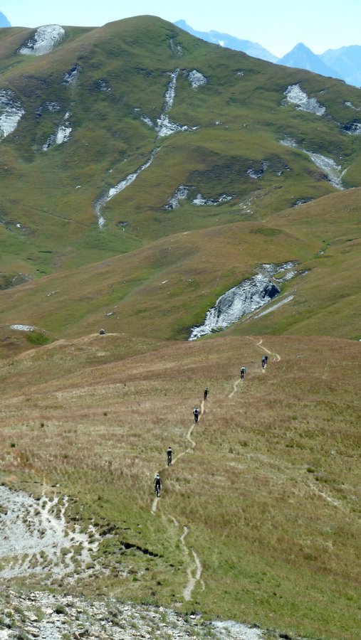 Les GreVTT en colonne : Npf, Rouqumoute et les autres à la descente...