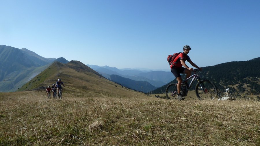 On roule encore : Approche du portage du Mont Barral et crête de Jiboui derrière