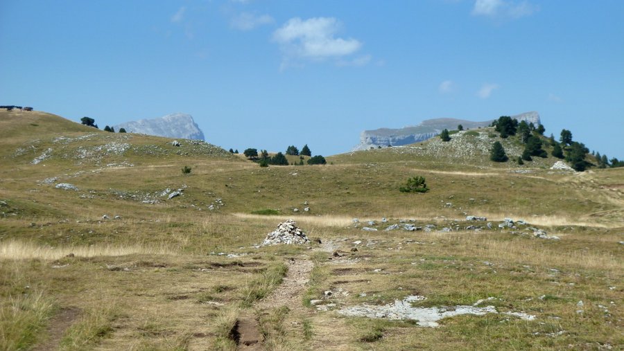 #7 Milieux plateaux : Début de la réserve naturelle avec un bout de Grand Veymont et Mont Aiguille Milieux plateaux : Début de la réserve naturelle avec un bout de Grand Veymont et Mont Aiguille