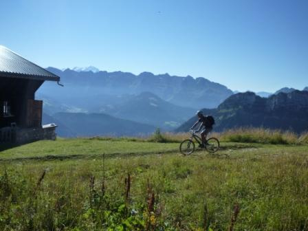 Chalets des Auges : le Mont Blanc derrière les Aravis