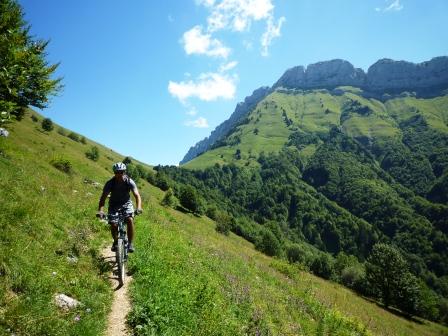 sous le Col de la Buffaz : le Lachat à droite