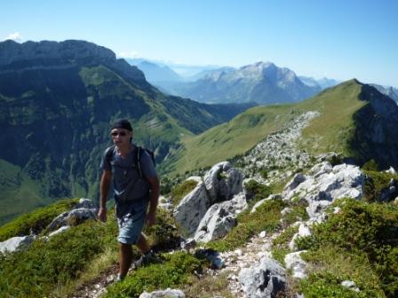 Pointe de Puvat : arrivée au sommet. De gauche à droite : Lachat, Tournette et Québlette