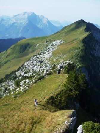 Pointe de Puvat : Adrien déjà au sommet, Christine et moi arrivons. Pointe de la Québlette à droite, la Tournette plus loin à gauche.