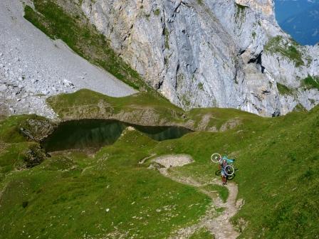 Lac  de Tardevant : portage au-dessus