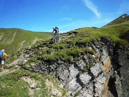 Sur les crêtes : il ne faut pas chuter trop loin à gauche