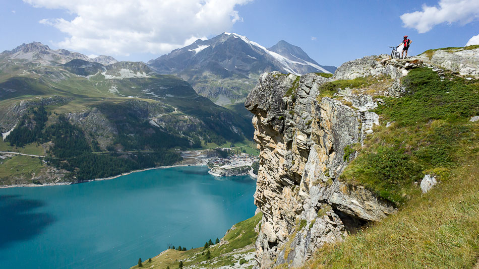#26 Lac du Chevril : au départ du sentier balcon vers la Revirette Lac du Chevril : au départ du sentier balcon vers la Revirette