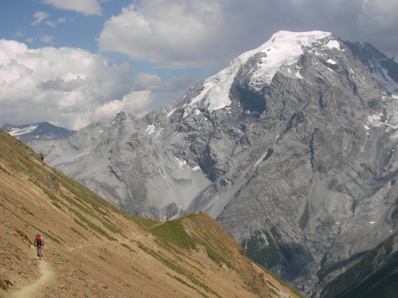 20/20 : Descente sur le sentier 20 au dessus du col stelvio