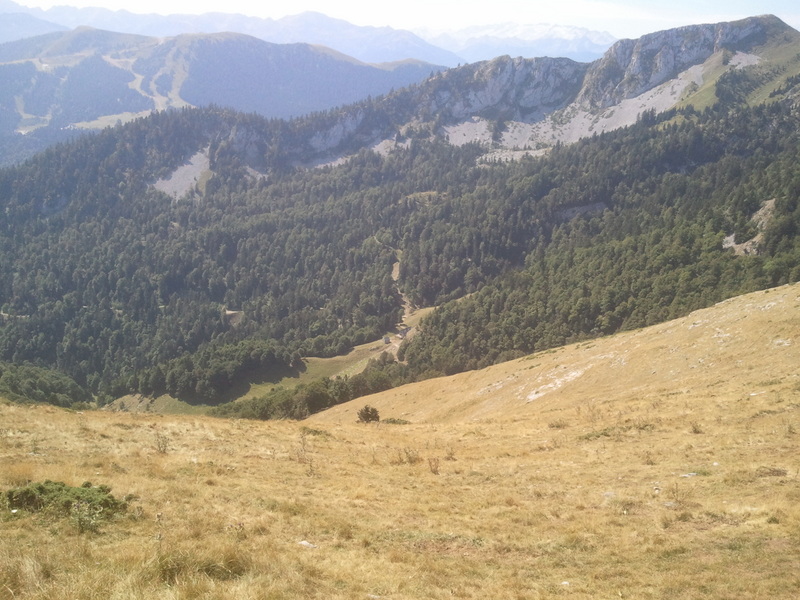 photo 2 : En bas, le refuge de Larreix.Attention, si le berger vous chope, il vous soigne à coup de ricard.