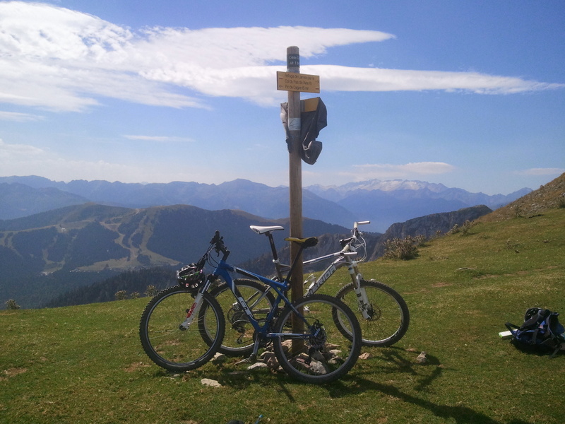 photo 7 : Les vélos qui posent devant l'Aneto et consort.