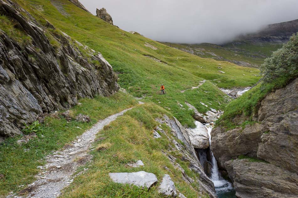 Direction, chemin du Curé : Il reste quelques névés