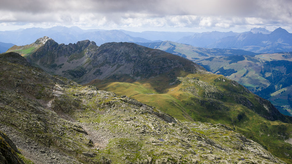 Montagne d'Outray : et les vallonnements du Col du Sallestet devant