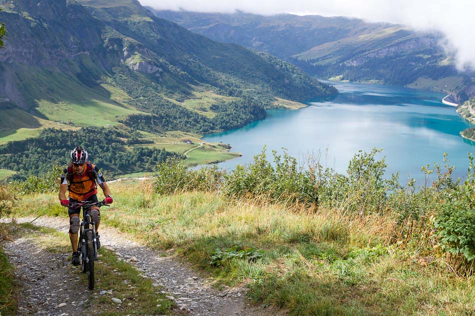 Col de sur Frêtes : vue plongeante sur le lac de Roselend