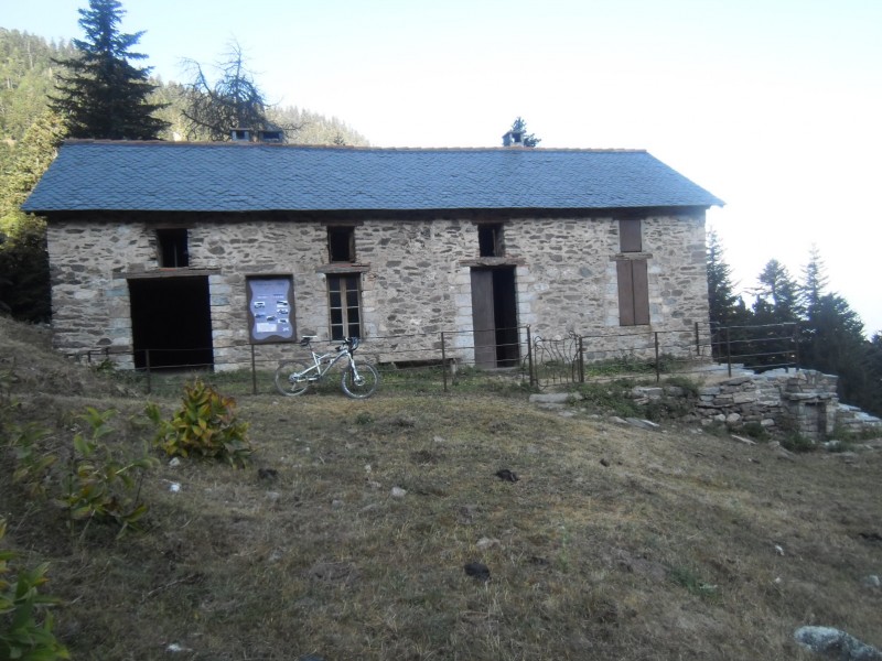 Refuge de Balatg : Le refuge à mi chemin des Cortalets