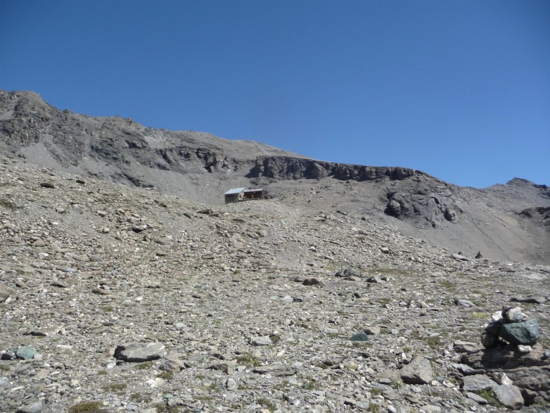 #18 Tête Blanche de By : Refuge Amiante en vue, sommet aussi dans l Tête Blanche de By : Refuge Amiante en vue, sommet aussi dans l'axe derrière...