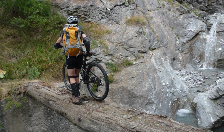 Col de Pelouse : Passerelle sur le ruisseau du Fond. A pied c'est plus cool.