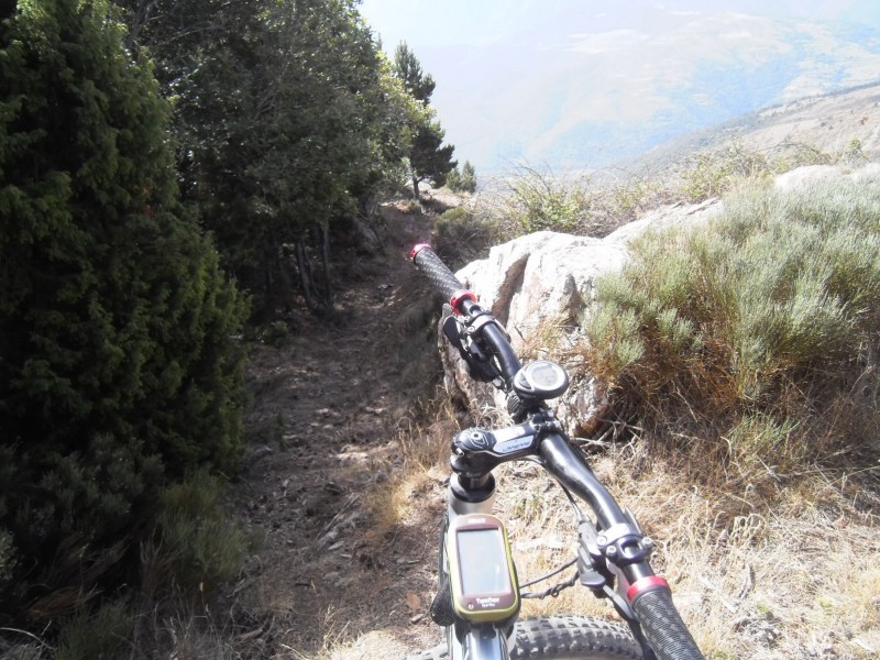 Descente sur le col de diagre : Le bon sentier n'est quand même pas très visible par endroit