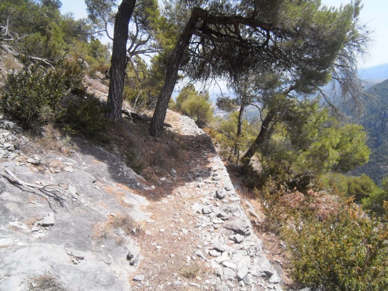 Sentier horizontal : ... avec pas mal de caillasses !