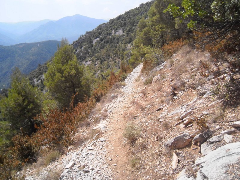 Le sentier après Belloc : Une pierre vient de me calmer.