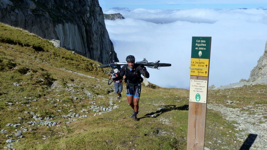 Sommet 1 : Yes, col des Aiguilles et le paysage côté Devoluy nous saute aux yeux!