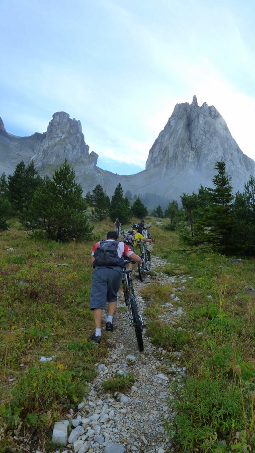 La colonne : en route pour le col des Aiguilles