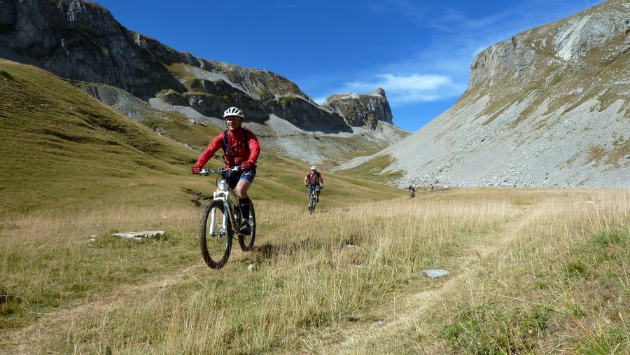 Grande banane pour tous : Bonheur simple du VTT en montagne