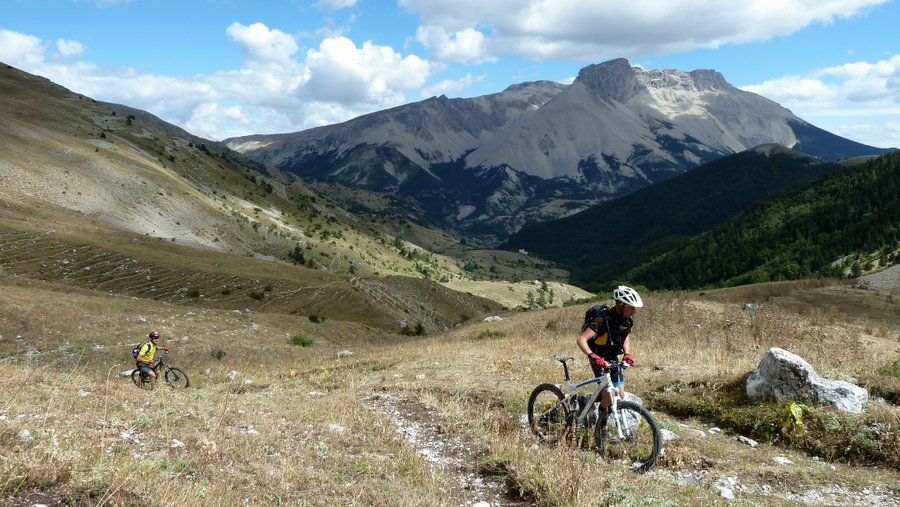 Remontée col du Lauteret : Le cadre est exceptionnel avec la tête de La Cluse et le plateau de Bure derrière