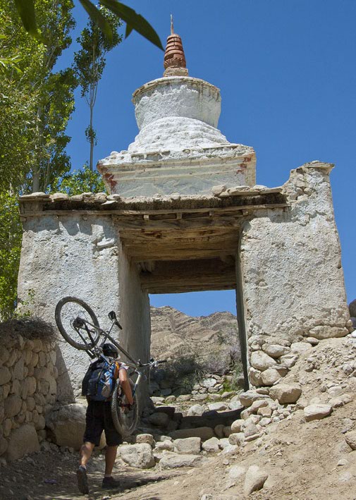 circuit du Sham jour 1 : Porte chorten à la sortie du village de Likir