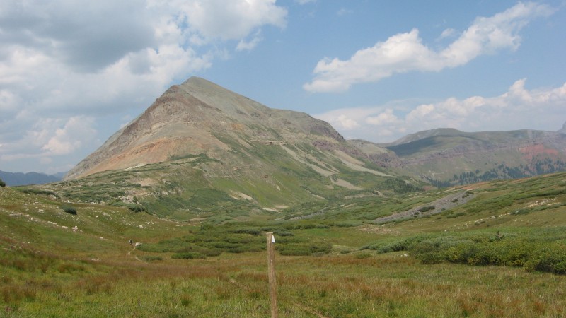 CT J1 : vue sur le sentier avec le balisage du CT