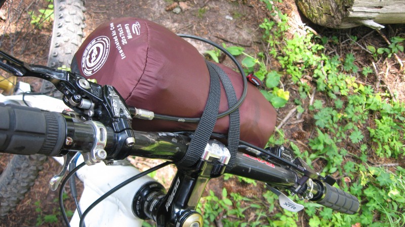 #6 CT J2 : Un montage qui allège le sac de 600 gr et qui a à peine gêné pour le pilotage (à peine pour le changement de vitesse) CT J2 : Un montage qui allège le sac de 600 gr et qui a à peine gêné pour le pilotage (à peine pour le changement de vitesse)