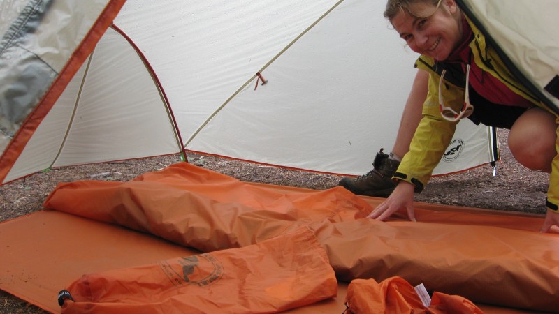 CT J3 : merci le double tapis de sol tarp, on peut plier l'intérieur de la tente sans se mouiller