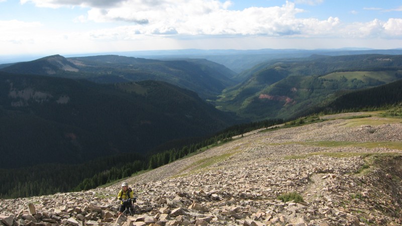 #22 CT J3 : Voilà l CT J3 : Voilà l'ambiance sur notre crête : on pousse, on est pas mouillés, et on a une vue de fou sur les plaines issues de ces Rocky Mountains