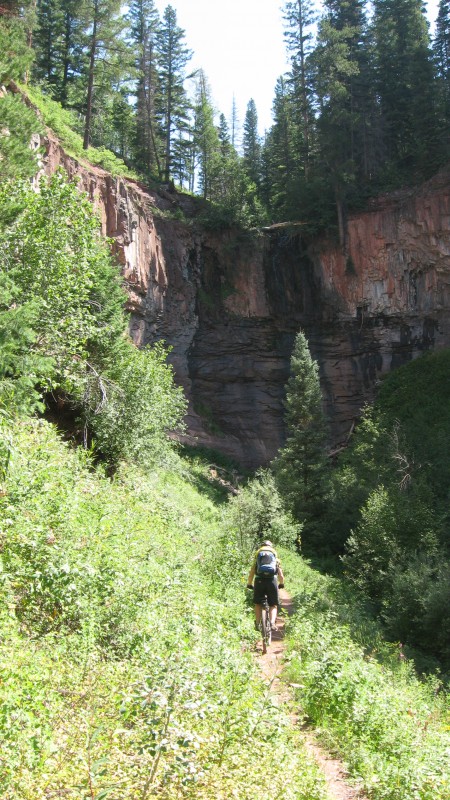 CT J4 : Le sentier serpente dans les gorges bis