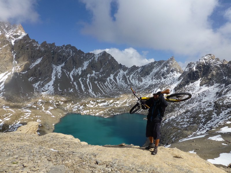 #16 Grimpette au sommet 3010 m : Vue plongeante sur le lac des 9 couleurs Grimpette au sommet 3010 m : Vue plongeante sur le lac des 9 couleurs